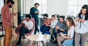 Millennials y centennials, ¿los menos comprometidos con el trabajo?