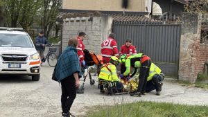Breme, alcol sulla griglia accesa Ritorno di fiamma ustiona 17enne