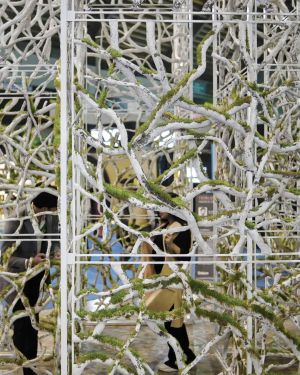 Papel reciclado se convierte en arquitectura viva