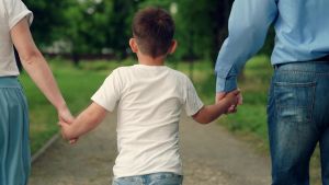 Çocuk kaygıyı yönetmeyi önce evde öğrenir, okulda değil