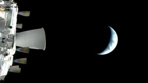 Auf dem Weg zum Mond: Astronauten verlassen Erdumlaufbahn