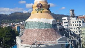 El edificio de Oviedo diseñado por un histórico arquitecto en 1910 que brilla con luz propia esta Semana Santa
