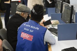 « Allocation de solidarité unifiée » : comment le gouvernement fusionne les prestations sociales pour mieux les attaquer