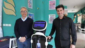 «Che pizza volete?»: A Sottomarina il cameriere robot parla con i clienti e riceve gli ordini