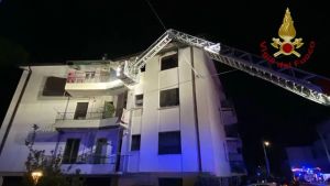 Incendio a Padova, anziano e badante salvati dal balcone: 10 sfollati