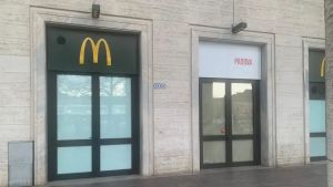 Padova, chiude il bar Italico in stazione: più spazio al McDonald’s
