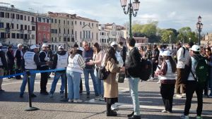 Primo giorno di contributo d’accesso a Venezia: al lavoro 150 addetti in stazione