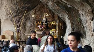 La Santina recibe a los visitantes con su manto negro y un tiempo primaveral en Covadonga