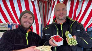 Spargel zum Osterfest? Markthändler erklären, warum das 2026 richtig teuer wird