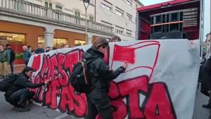 Striscioni e casse a tutto volume: a Mestre il presidio antifascista contro la manifestazione di Forza Nuova