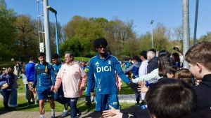 Entre 500 y 600 aficionados arropan al Oviedo en un entrenamiento a puerta abierta en El Requexón