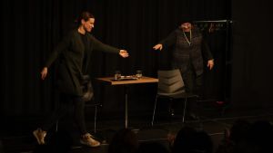 Umetnost koja leči: Predstava „Crveni šešir“ za kraj marta u teatru humanosti