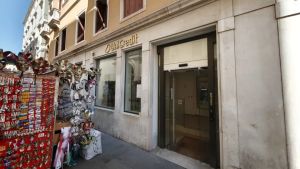 Rapina alla filiale UniCredit di Rialto: puntano un coltello al collo del cassiere