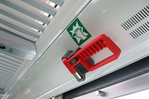 «Разбили окно аварийным молотком»: тренер детской команды рассказал о крушении поезда