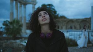 Bir Hayalet Çalışması veya “Gündüz Apollon Gece Athena”