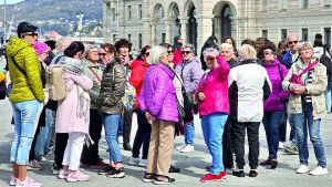 Centro pieno di turisti, alberghi e ristoranti verso il tutto esaurito per Pasqua e Pasquetta