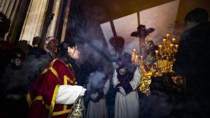 Dos detenidos por un altercado en La Madrugá en Oviedo: gritos durante la procesión que terminaron en forcejeos con la policía