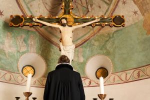 Folkekirken har omfavnet askeonsdag, allehelgensaften og luciadag – nu er tiden kommet til helgendyrkelsen