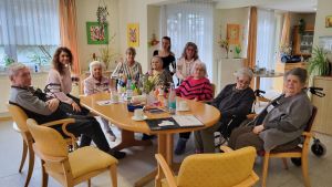 Osterhase bedankt sich bei Senioren: Im Pflegeheim Blumenzauber wird für den Osterhasen gebastelt