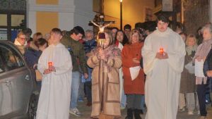 El Vía Crucis del amanecer llenó Candás de devoción en el inicio de un Viernes Santo con dos procesiones