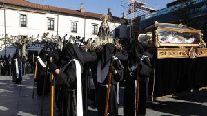 Avilés, escenario vivo de la Pasión: cientos de personas abarrotan las calles este Viernes Santo