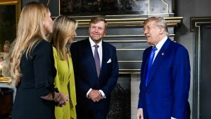 Premier Jetten en de koning dineren bij Trump, terwijl Iran bloedt