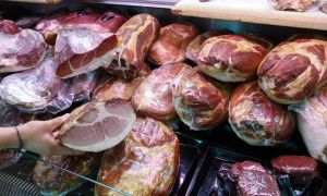 Praznične mize pod težo šunke iz čigavega mesa?