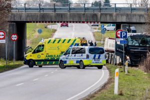 Lastbil med kran kører ind i motorvejsbro