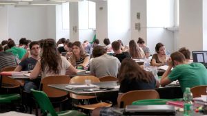 Oltre 7 mila laureati in Fvg si sono trasferiti all’estero: cause e rimedi della fuga dei giovani