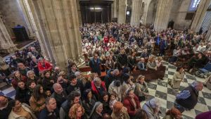 La Catedral de Oviedo, abarrotada en el Viernes Santo para presenciar el Santo Sudario