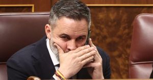Abascal se oculta tras Twitter y limita sus apariciones públicas en el momento más delicado de Vox