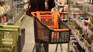 El consumo de los hogares se acelera y empuja la tasa de ahorro a su nivel más bajo desde 2023