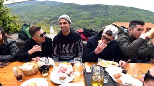 Con la Pasqua in osmiza la tradizione si ripete: domenica 15 aperture e lunedì diventano 17