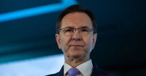 Nuestra embajada. ¿Mucho ayuda el que poco estorba?