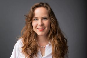 Dans son dernier album « The Music May Contain Hope », l’artiste britannique Raye fait le récit de sa violente rupture amoureuse et de sa lente résurrection. Dans sa chronique CORPUS, Youna Rivallain rebondit sur cette œuvre pour méditer sur le mystère de Pâques.