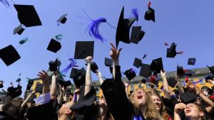 Brillanti negli studi, penalizzate nel lavoro: perché le donne laureate guadagnano (ancora) meno degli uomini