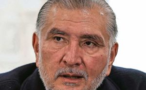 Clavados en el Senado los colmillos de Adán