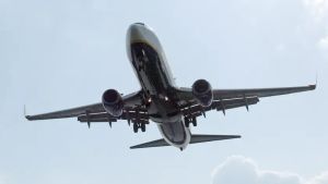 Linate, Venezia, Treviso e Bologna: carburante ridotto negli aeroporti, scattano i limiti ai rifornimenti