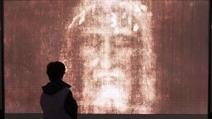 «La Sindone è passata dal Medioriente»: uno studio riaccende il caso sull’autenticità