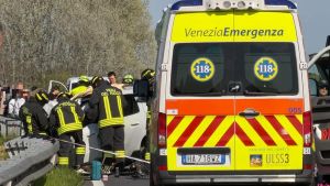Schianto frontale a Portegrandi tra auto e bus: un morto, due feriti e una donna grave