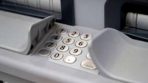 Udviklingshæmmet datter skulle hæve kontanter: Jeg bliver vred, når andre står og griner af hende