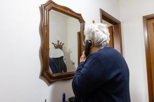 Voghiera, fingono una chiamata dalla caserma ed entrano in casa: la nuova truffa