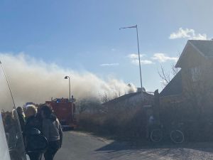 Lige nu: Brand udvikler røg - luk døre og vinduer
