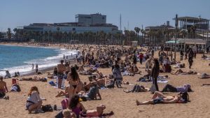 Playas llenas en Barcelona en un puente de Semana Santa con clima primaveral y temperaturas al alza