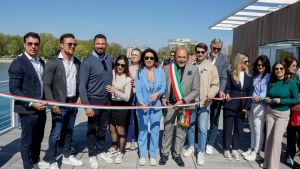 Marina Julia, aperto il chiosco lungo il pontile: arriva la movida