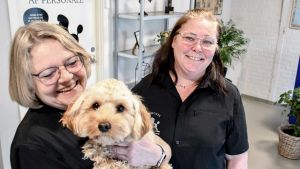 Tanja dri­ver hund­e­pen­sion med om­kring 30 an­sat­te: En stor del af dem er fleksjob...