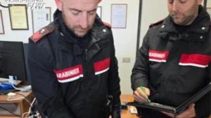 Presta l’auto agli amici ma lascia la pistola nel baule: denunciato