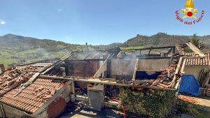 Rimane nella casa in fiamme, donna salvata dai forestali