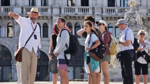 Trieste vista dai turisti: «Pulita e con personalità, ma pochi sorrisi e tipicità sempre più rare»