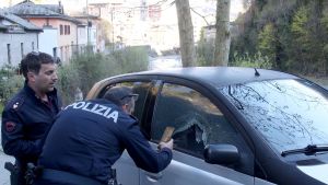 Aggredita a sassate senza motivi, il marito: “Stava per essere uccisa”